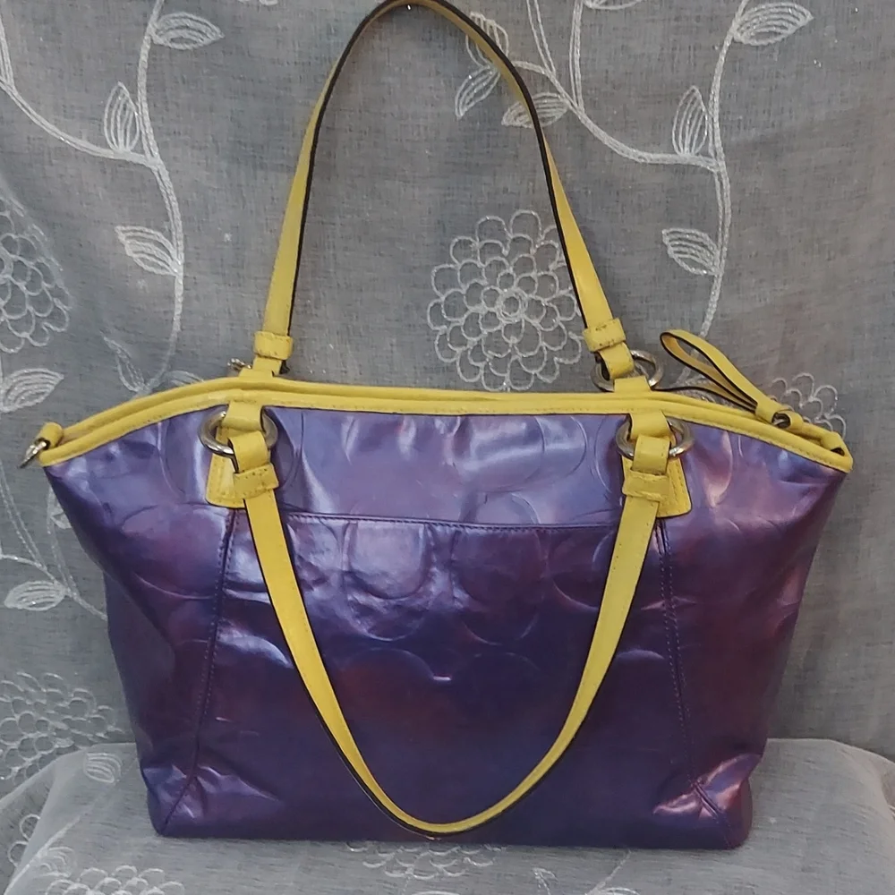 Coach embossed tote - Picture 4 of 8